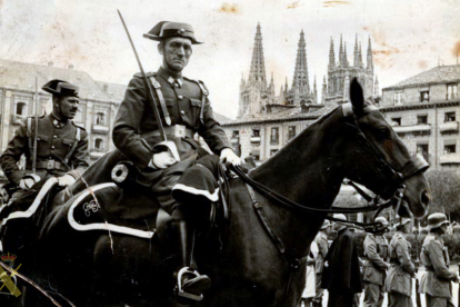 Pareja de guardias civiles a caballo en la Plaza Mayor de Burgos. 1950