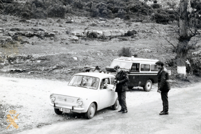 Servicio vigilancia carreteras en vehículo todo terreno Land Rover. Burgos 1970