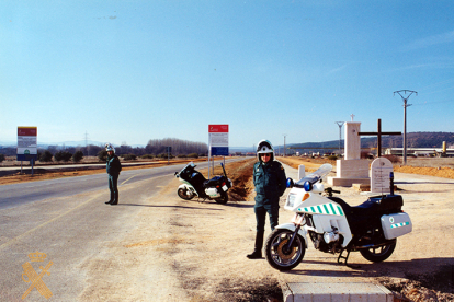 Agrupación de Tráfico - Motoristas en arcén de autovía en un tramo del camino de Santiago en León. 1995