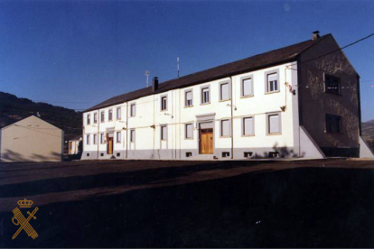 Fachada de la Casa-cuartel, la puerta de entrada al mismo es la de la izquierda de la imagen. Imagen tomada entre los años 1985 a 1995
