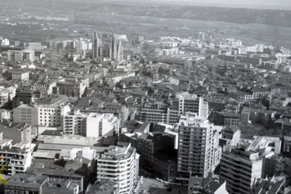 Vistas aéreas de la ciudad de León desde el helicóptero de la Guardia Civil. 1950