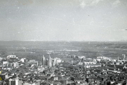 Vistas aéreas de la ciudad de León desde el helicóptero de la Guardia Civil. 1950