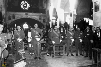 Autoridades militares y Guardia civil en misa durante la celebración de la Patrona Nuestra Señora del Pilar. 1965