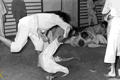El caballero alférez cadete Jesús Mangas en prácticas de Judo realizando una técnica en la Academia Militar. 1954