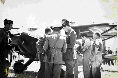 Repostaje de una avioneta francesa en Palencia. 1956