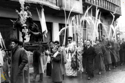 Tenientes de la Guardia Civil en la procesión del Domingo de Ramos. 1956