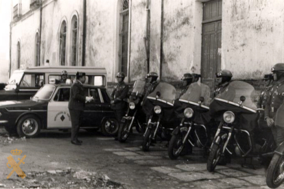 Destacamento de Tráfico de Ciudad Rodrigo, el primero por la izquierda de los motoristas formados junto a sus motocicletas oficiales por la revista del destacamento de un superior. 1964