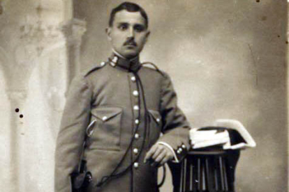 Guardia civil de infantería Faustino Pérez, con uniforme de gala en verano en Salamanca. 1920