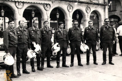 Guardia civil Pedro Lucas Elena, con compañeros del Subsector de Tráfico de Salamanca. 1990