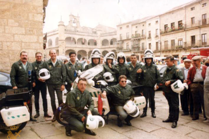 Guardia civil Pedro Lucas Elena, con compañeros del Subsector de Tráfico de Salamanca. 1994
