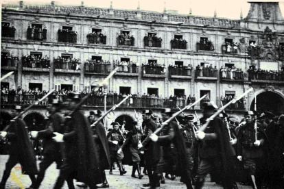 Guardias civiles desfilando en la Plaza Mayor de Salamanca. 1936