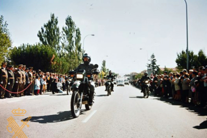 Desfile de una escuadra de motoristas del Seprona en San Rafael (Segovia) en la Festividad de la Virgen del Pilar. 1996