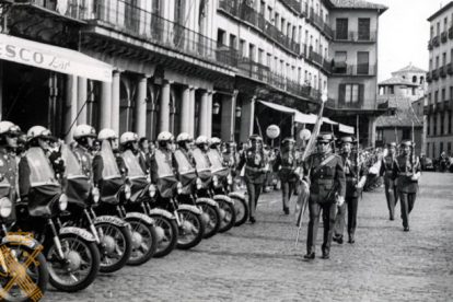 Desfile por las calles de Segovia durante la Festividad de la Virgen del Pilar. 1969