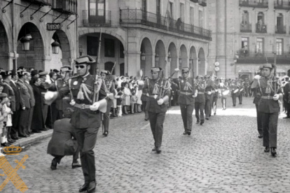 Desfile por las calles de Segovia en la Festividad de la Virgen del Pilar. 1970