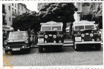 Vehículos Land Rover de Auxilio en carretera y turismo Seat 1500 de la Agrupación de Tráfico en la plaza de la Catedral de Segovia. 1965