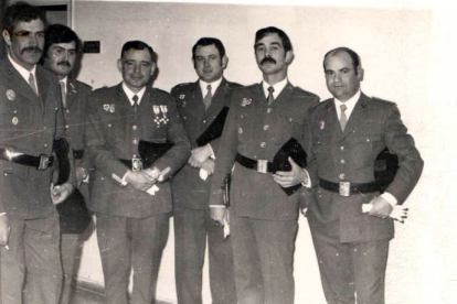 Brigada de la Guardia Civil, Miguel Martín Vicente, con compañeros en el día de la festividad de la Patrona del Cuerpo. 1976
