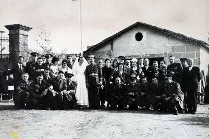 Boda de un cabo primero con compañeros, amigos y familiares en Valladolid. 1959