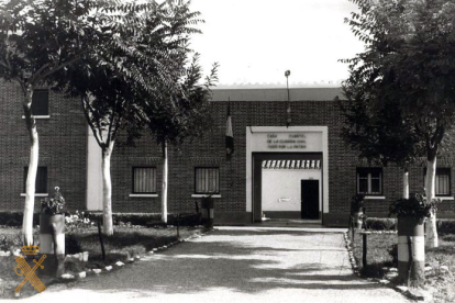 Casa-cuartel de Pedrosa del Rey en 1947.