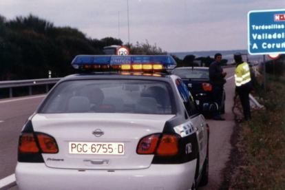 Guardia Civil de tráfico atendiendo a un conductor en Valladolid. 1990