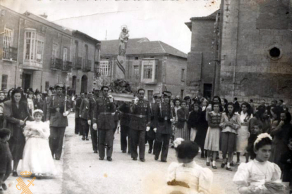 Guardia civil Miguel Martín Vicente, escoltando la procesión de la Virgen del Pilar en Medina de Rioseco en 1950
