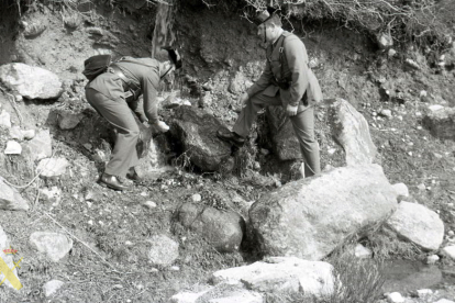 Pareja guardias civiles comprobando colocación artes furtivas en parque natural del Lago de Sanabria 1973