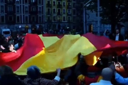 Veganzones despliega su bandera de 30 metros en Bilbao
