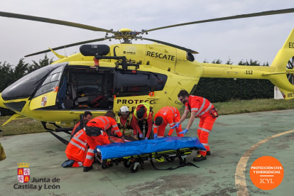 El grupo de rescate de la Junta de Castilla y León evacúa a un hombre tras sufrir un accidente con su tractor en Burgos