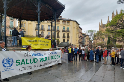La Plataforma por la Sanidad Pública celebra una concentración en Segovia con motivo del Día Mundial de la Salud
