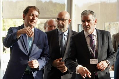 El presidente de la Junta de Castilla y León, Alfonso Fernández Mañueco; el presidente nacional de CSIF, Miguel Borra, y el reelegido presidente autonómico, Benjamín Castro.