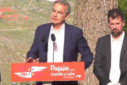 El ex presidente del Gobierno, José Luis Rodríguez Zapatero, habla de las fosas comunes en un acto en Segovia acompañado del secretario general del PSCyL, Luis Tudanca