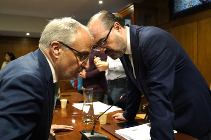 El alcalde, Pedro Morala, junto al portavoz socialista, Olegario Ramón, durante el pleno extraordinario del Ayuntamiento de Ponferrada para debatir las alegaciones el presupuesto de 2024.