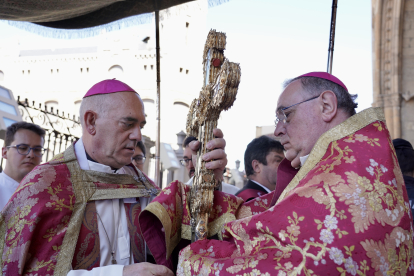 El obispo de León, Luis Ángel de las Heras, recibe en la Catedral el Lignum crucis de Santo Toribio de Liébana en su peregrinación a Astorga.