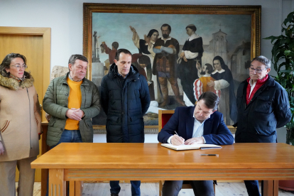 El presidente de la Junta, Alfonso Fernández Mañueco, firma en el Libro de Honor del Ayuntamiento