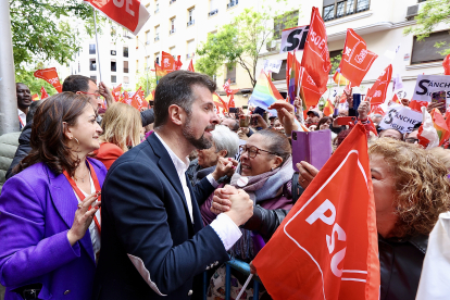Luis Tudanca saluda a simpatizantes del PSOE