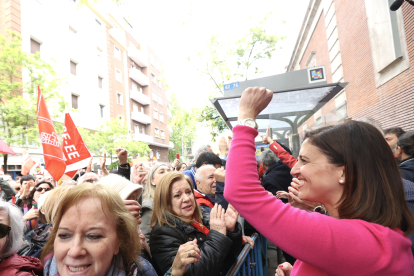 La burgalesa Esther Peña saluda a simpatizantes del PSOE