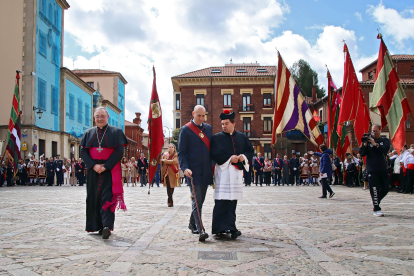 El alcalde José Antonio Diez, el obispo de León, Luis Ángel de las Heras y el Consejero de Medio Ambiente, Vivienda y Ordenación del Territorio, Juan Carlos Suárez-Quiñones asisten a Las Cabezadas