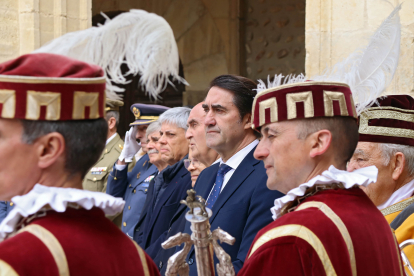 El alcalde José Antonio Diez, el obispo de León, Luis Ángel de las Heras y el Consejero de Medio Ambiente, Vivienda y Ordenación del Territorio, Juan Carlos Suárez-Quiñones asisten a Las Cabezadas