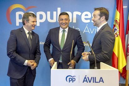 El presidente del PP de Ávila, Carlos García, el secretario general, Pablo Martín, y el portavoz, Jorge Pato, en la comparecencia. ICAL