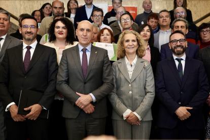 Elena de Borbón junto al alcalde de León, José Antonio Diez y directivos de asociaciones sociales en la entrega de los diplomas del curso Empleo Verde.
