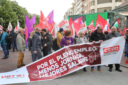 Manifestación Por el pleno empleo, una reducción de la jornada laboral y mejores salarios. Los sindicatos UGT y CCOO convocan la manifestación que parte del paseo del Salón Isabel II y recorre la calle Mayor hasta finalizar en la Plaza Mayor de la capital