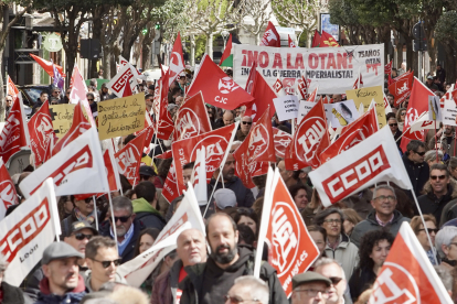 Manifestación Por el pleno empleo, una reducción de la jornada laboral y mejores salarios. Los sindicatos UGT y CCOO convocan la manifestación que parte del paseo del Salón Isabel II y recorre la calle Mayor hasta finalizar en la Plaza Mayor de la capital