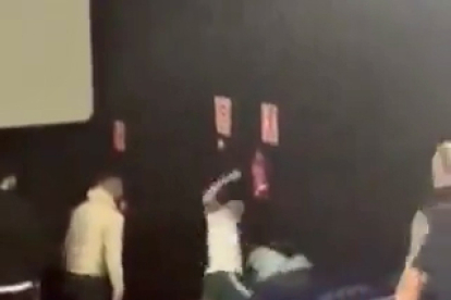 Fotograma de la pelea en un cine de León