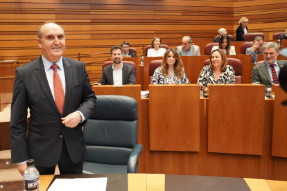 El Procurador del Común, Tomás Quintana, presenta su informe anual en el Pleno de las Cortes, este martes en Valladolid. / ICAL