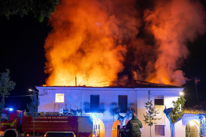 Incendio en dos viviendas en Águeda (Salamanca).