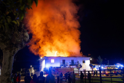 Incendio en dos viviendas en Águeda (Salamanca).