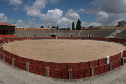 Interior de la plaza de toros de Segovia donde se celebró 'Burladero Show'.