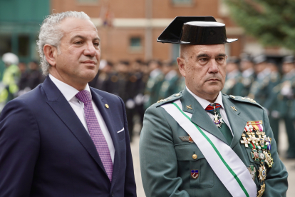 El teniente general Luis del Castillo Ruano, acompañado del delegado del Gobierno en Castilla y León, Nicanor Sen, preside el acto conmemorativo del 180 aniversario de la fundación de la Guardia Civil