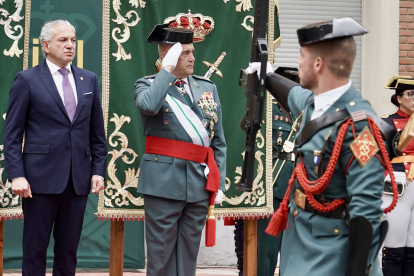 El teniente general Luis del Castillo Ruano, acompañado del delegado del Gobierno en Castilla y León, Nicanor Sen, preside el acto conmemorativo del 180 aniversario de la fundación de la Guardia Civil