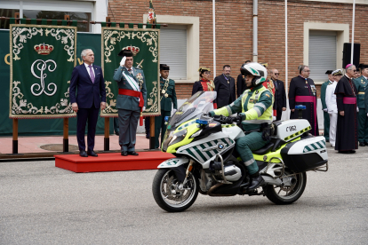 El teniente general Luis del Castillo Ruano, acompañado del delegado del Gobierno en Castilla y León, Nicanor Sen, preside el acto conmemorativo del 180 aniversario de la fundación de la Guardia Civil