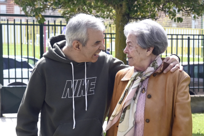 Zoila Vázquez, una de las madres que ayudó a la puesta en marcha de la asociación hace 40 años, junto con su hijo, usuario de la misma